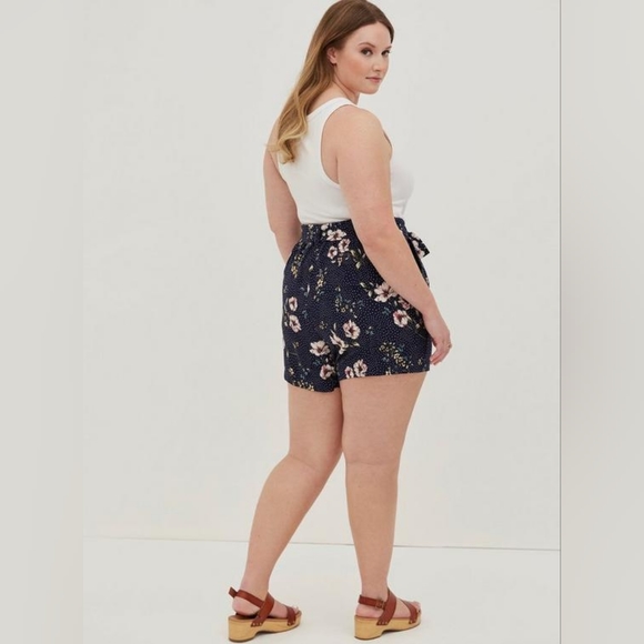 5 Inch pull-on stretch crepe mid-rise tie-front short, blue floral - Picture 6 of 6